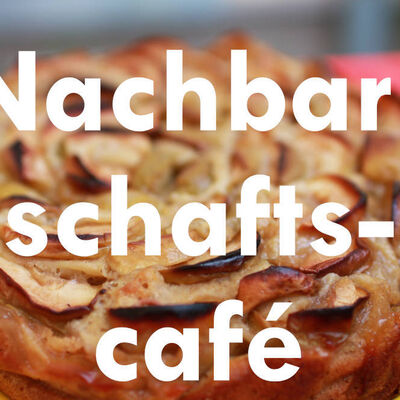 Nachbarschaftscaf&eacute; steht auf weisse Schrift auf ein Bild von einem Kuchen.