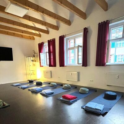 Ein Entspannungskurs bietet dir einen gesch&uuml;tzten Raum, um vom Alltag abzuschalten und neue Energie zu sch&ouml;pfen. Mit wohltuenden Kl&auml;ngen, leichten K&ouml;rper&uuml;bungen und gef&uuml;hrten Meditationen lernst du, Ruhe zu finden, Kraft zu tanken und wieder mehr bei dir selbst anzukommen. Tiefenentspannungs-Einheiten helfen dabei, Stress abzubauen, den K&ouml;rper zu regenerieren und das innere Gleichgewicht zu st&auml;rken. Der Kurs ist f&uuml;r Anf&auml;nger und Fortgeschrittene gleicherma&szlig;en geeignet. 